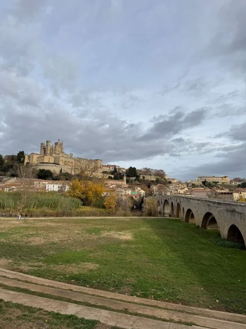 Puente viejo, anfiteatro romano y la catedral a lfondo en Béziers