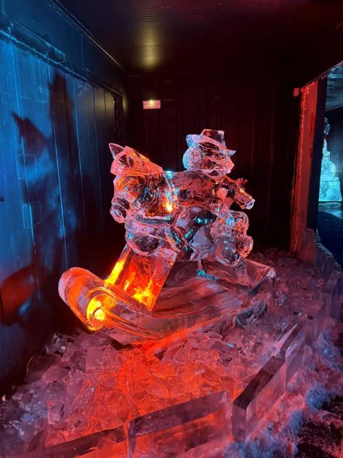Escultura de hielo, un caballo de juguete con un cow boy navideño