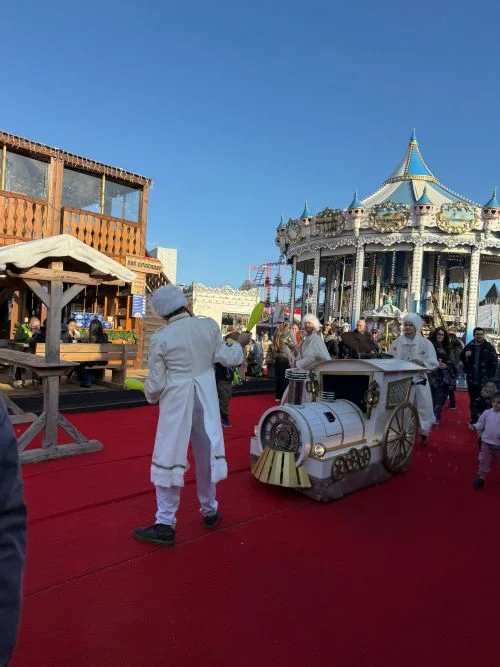 Espéctaculo de malabares y tren navideño en le village de noel de le barcares