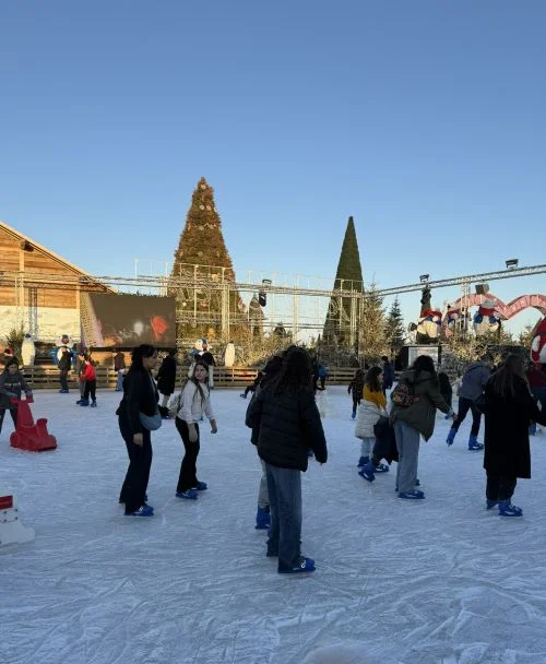 Pista de patinaje sobre hielo en le village de Noel