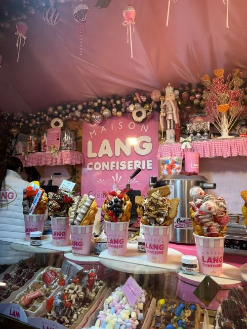 Puesto con dulces, crepes y gofres en le Village de noel de le Barcares