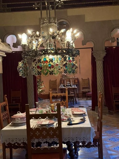 comedor de la casa amatller con la mesa puesta de Navidad