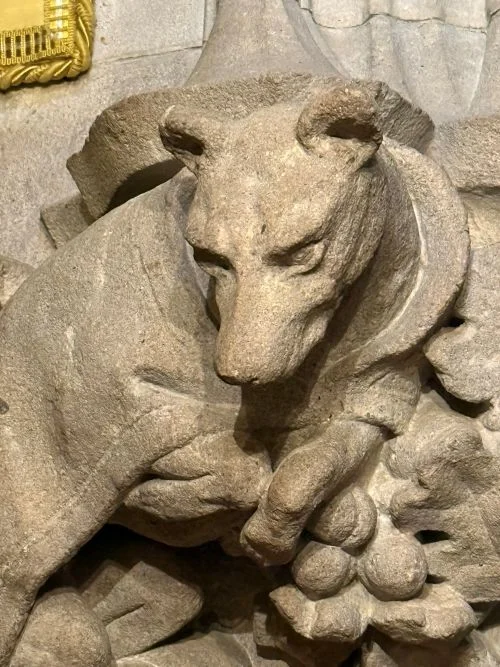 perro con significado alegorico en un dintel de una puerta de la casa amatller