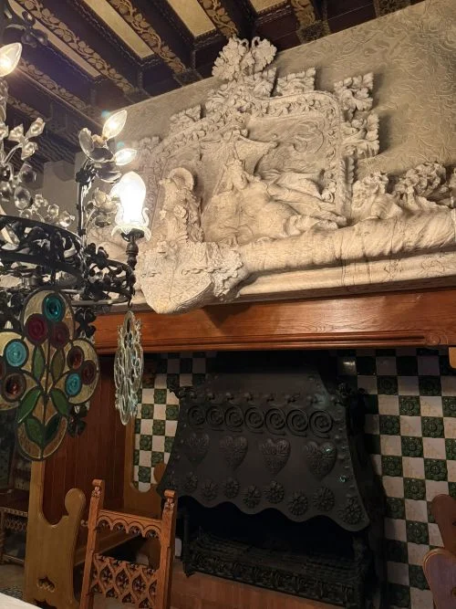 alegoria escultorica en chimenea modernista con una princesa azteca y una hispana