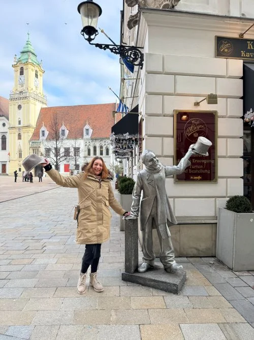 Schöne Náci. estatua de un personaje famoso de Bratislava. Eslovaquia