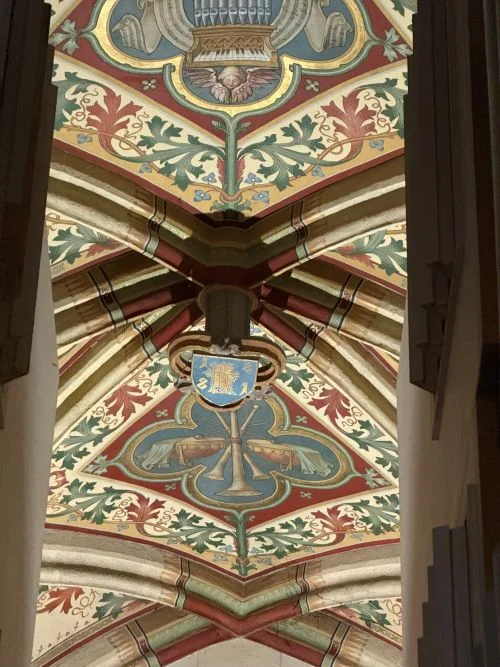 Techo decorado con pintura del coro de la catedral de san Martín de Bratislava