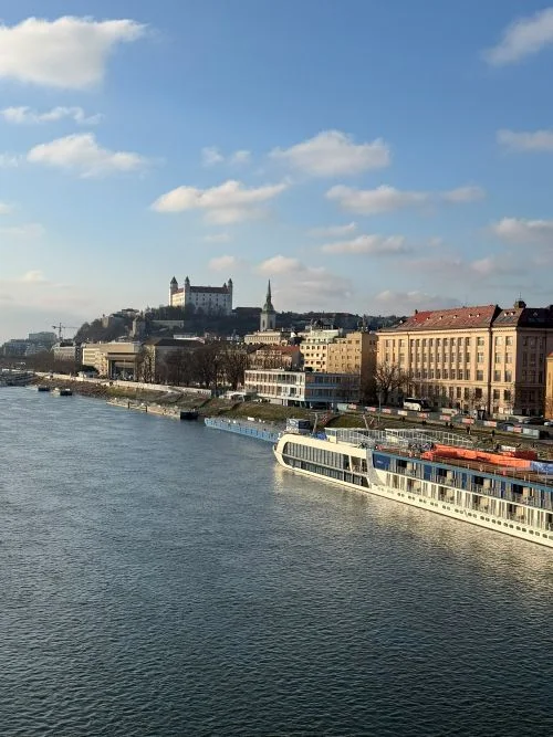 Vistas al danubio desde el puente viejo de Bratislava