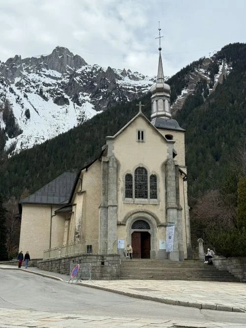 Iglesia de Saint Michel en Chamonix, Francia. Con los alpes al fondo