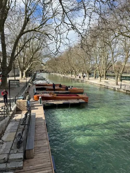 Barcas amarradas en los canales que dan al lago de Annecy, en francia