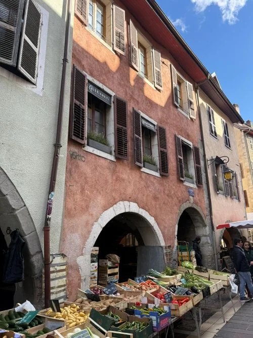 Los domingos es día de mercado en Annecy. Productos de proximidad y temporada