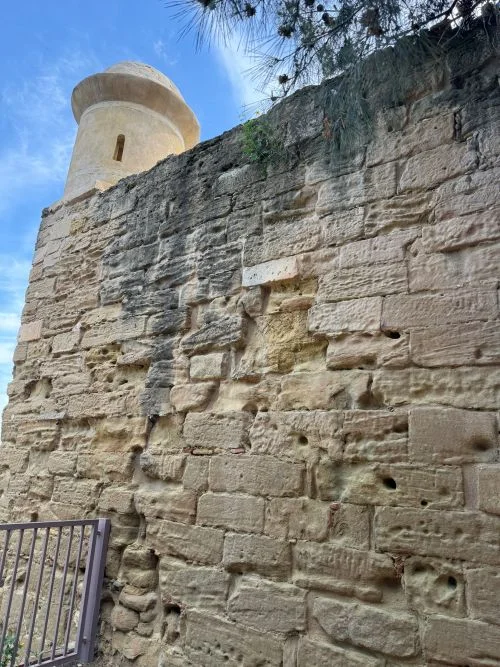 Resto de la muralla templaria de Gardeny, el Baluarte de arriba ya pertenece al s. XX