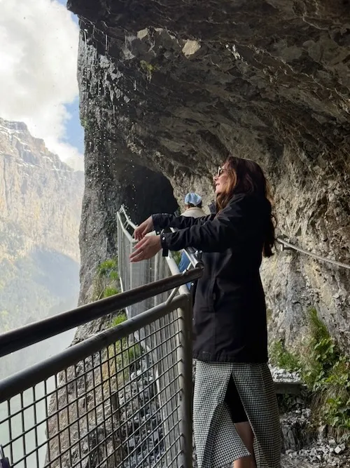 bajo la cascada en una gruta natural habilitada