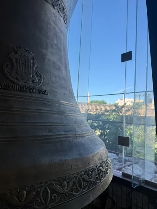 La campana Petra y vistas desde el Criptopórtico
