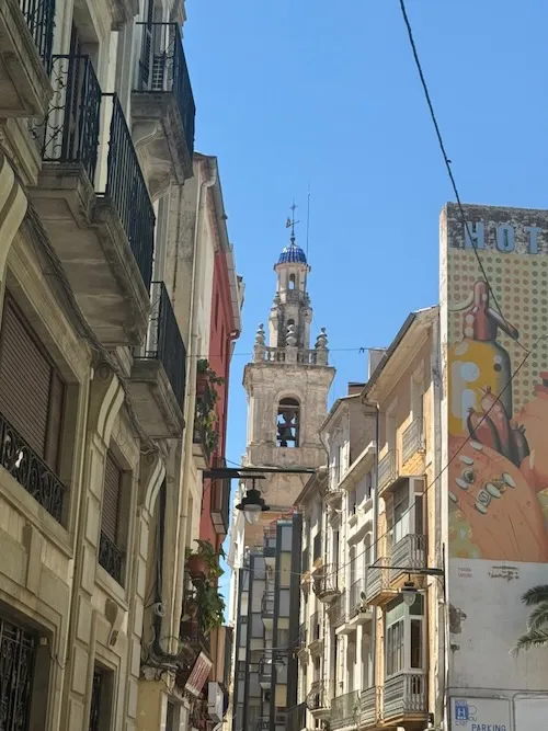 Calle de Ontinyent con el campanario de la iglesia de Santa María al fondo