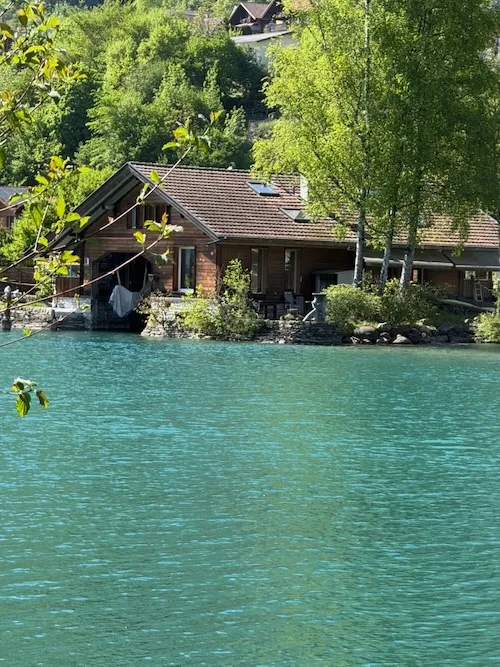 Casa de madera en el rio Aar. Interlaken. Suiza