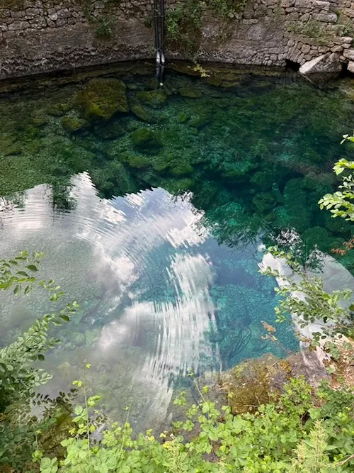 Source burlè con el agua de color azulado