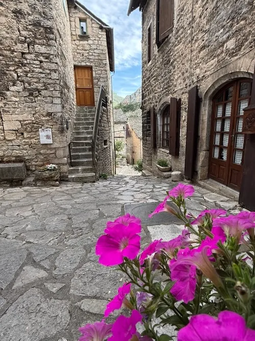 Sainte- Enimie y sus calles empedradas con flores. La lozère