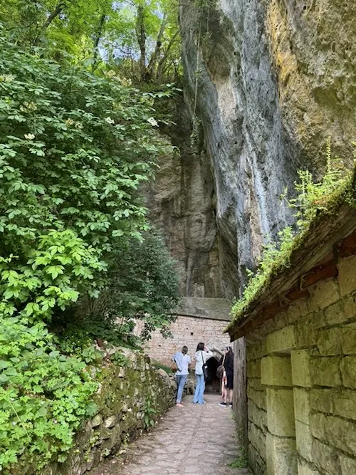 Capilla  construida bajo la pared de roca en Saint Chely du Tarn. Lozère, gorges du tarn