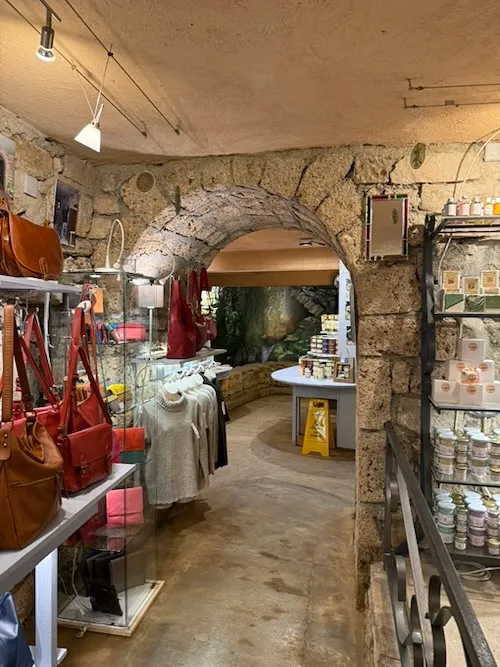 compras en la lozère le moulin du cenarèt agrupa productos locales y artesanía