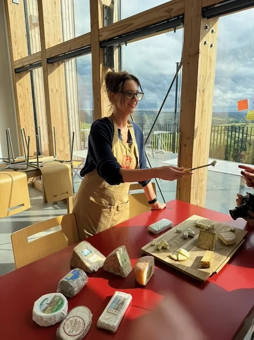 cata de quesos en la fromagerie du fedou