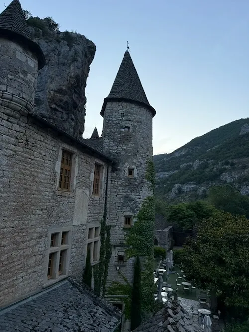 Imagen de le Monoir de Montesquieu desde la ventana de la habitaciín