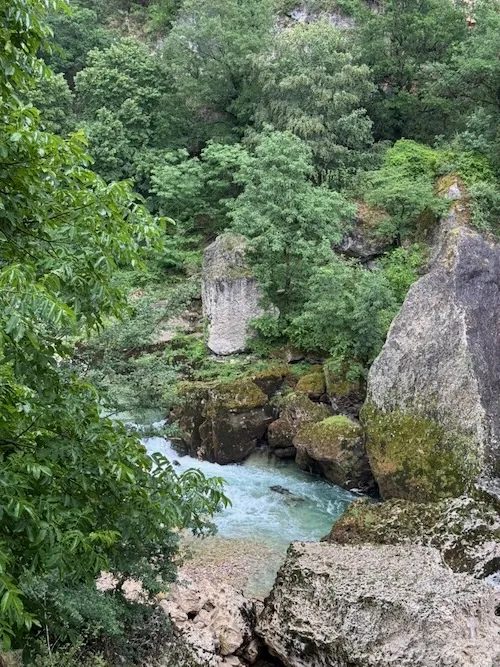 Agua, acantilados y piedra caliza en la Lozère, gorges du tarn Francia