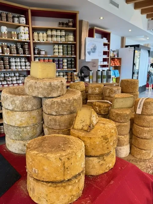 Quesos en la fromagerie le fedou. lozere Gorges du tarn