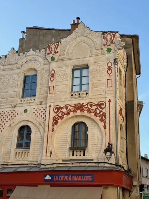 casa morisca en valence, llamativa por sus decoraciones en la fachada y sus formas sinuosas