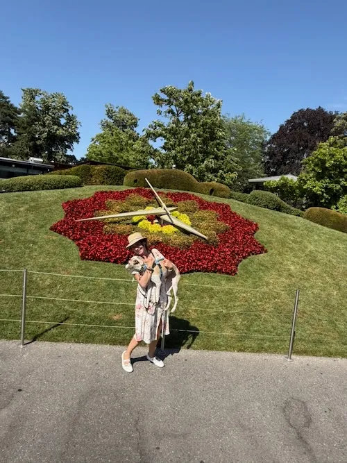 Orloge fleuri uno de los iconos de Ginebra, en suiza. Con el perro en brazos.