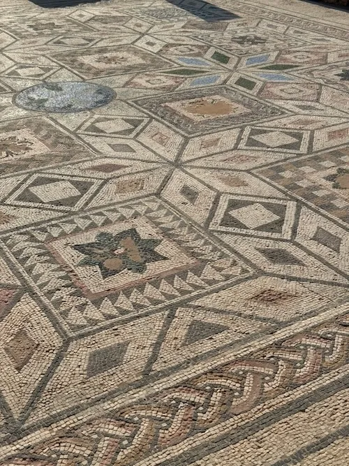 Mosaico en colores y motivos geometricos en Clunia S>ulpicia